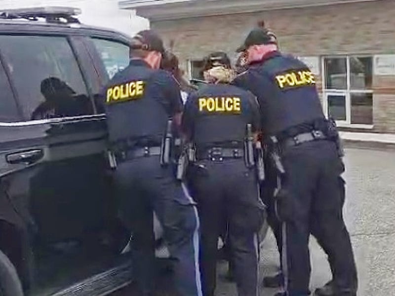 Kirkland Lake, Ont., mother describes fending off woman trying to abduct her child