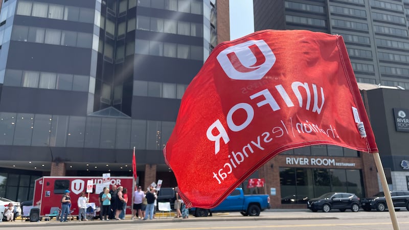 Union adjusts proposal in hotel strike